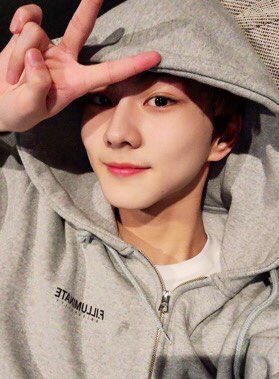haewonfiles's tweet photo. bed selfie besties ✌🏻🐻🐈 https://t.co/RF6rYIaBw9