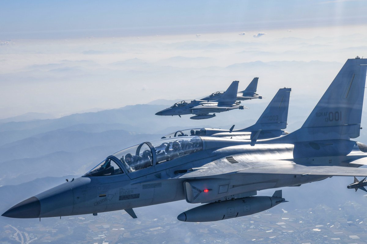 FA-50을 필두로, 대한민국의 
국방과학과 방위역량을 결집한 
무기체계들이 참으로 든든하고 
자랑스럽습니다. 오늘이 있기까지 
국방과학기술과 방위산업 발전을 위해 
헌신해온 국방과학연구소를 비롯한 
연구기관, 방산업계 여러분께 
힘찬 박수를 보냅니다.