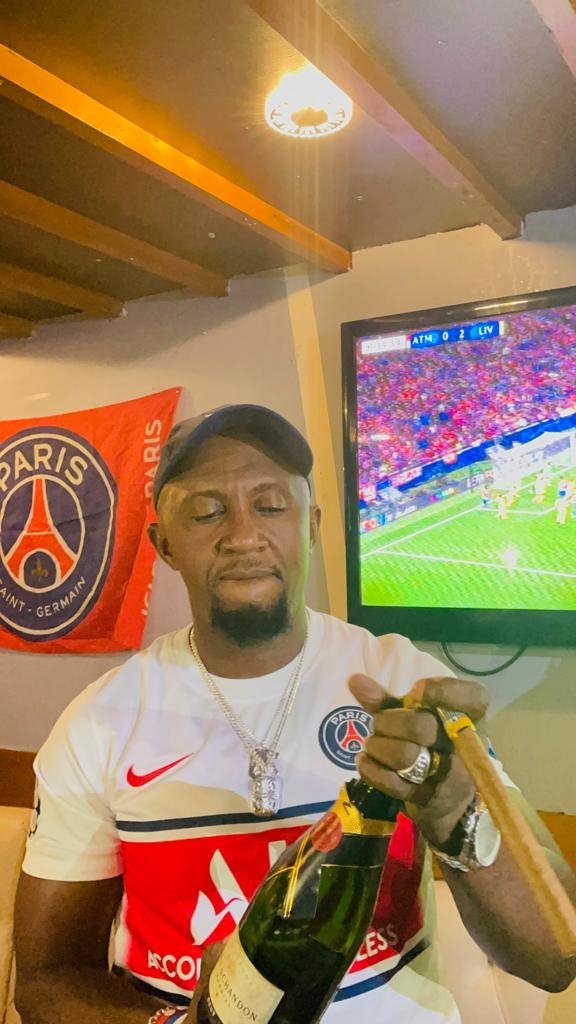 PSG_237's tweet photo. 🔴🔵 #PSG237ACTU

Coup double hier à #LaFinale Deido.

En marge de la victoire du @PSG_inside face à Leipzig, nous avons célébré l'anniversaire du président #Gabydinho. 

Comme souvent chez nous, un beau moment de partage et de convivialité 🥂🤹🍾

#PSG237OBOSSO
#ParisEstMagique https://t.co/F5C5aueku2