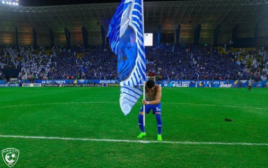 fahad_laporta's tweet photo. استفزوه في حسابهم الرسمي 
اخرجهم من بطولة يحلمون بها 
وغرز شعار الهلال في وسط ملعبهم ! 

هذه لقطة تاريخية ومستحيل تمحى من الاذهان .. #بليهي_بارك بيعانون منها كثير. https://t.co/bTx2f4DCIx