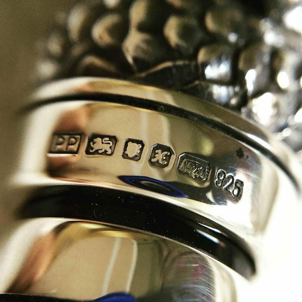 LondonAssay's tweet photo. Repost @elizarehal #sterlingsilver #hallmarks are always interesting #fountainpens #fpnp #parkersnake #parkersnakepen https://t.co/oO2mOd058P https://t.co/4Qmia294Jc