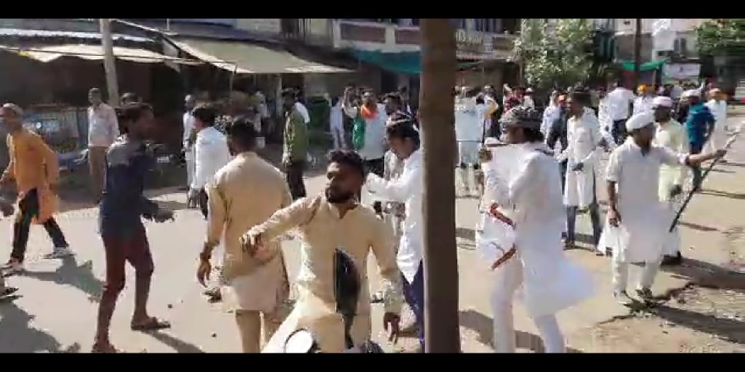 कश्मीर के नही ये फोटो तो बड़वानी  के पास राजपुर के हैं ।

भाईचारे के त्योहार ईद के जुलूस दौरान पत्थर फेंकते ईद मनाने वाले