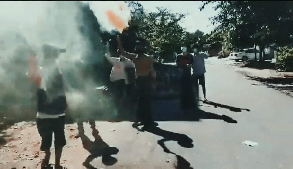kyawsint222's tweet photo. Students'Union in #Mandalay staged their anti-coup demonstration despite the obstacles.
#CandleStrike 
#Oct20Coup
#WhatsHappeningInMyanmar https://t.co/2zAUL5bnxC