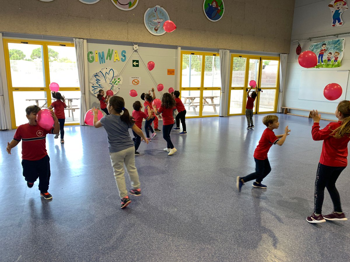EscMareDeuLledo's tweet image. Juguem amb  🎈🎈 i ens ho passem genial #educaciofisica #controlcorporal