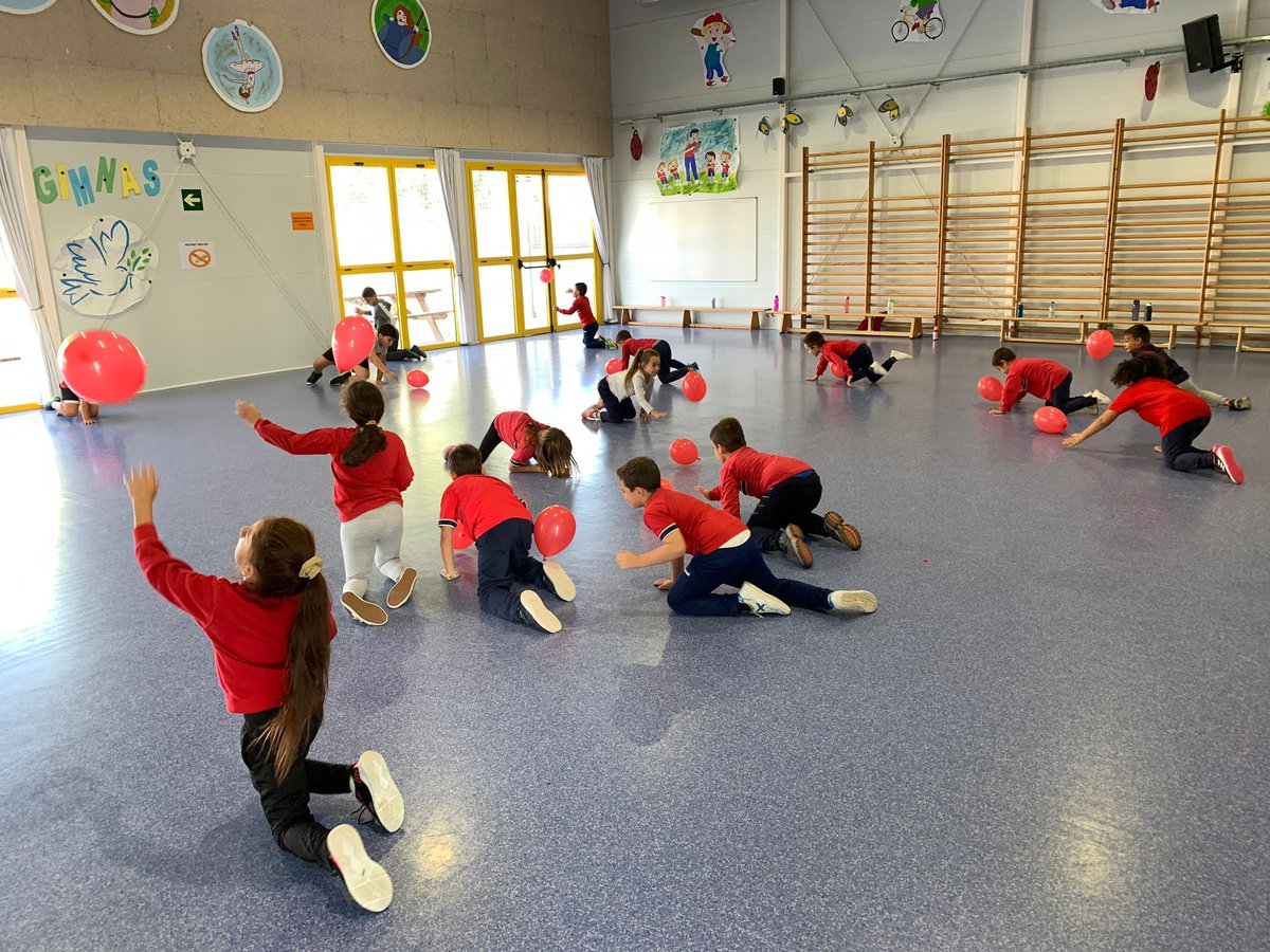 EscMareDeuLledo's tweet image. Juguem amb  🎈🎈 i ens ho passem genial #educaciofisica #controlcorporal