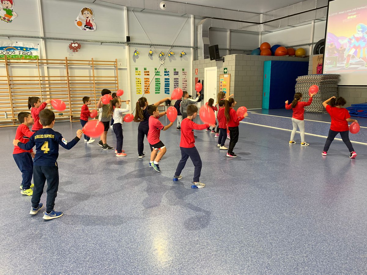 EscMareDeuLledo's tweet image. Juguem amb  🎈🎈 i ens ho passem genial #educaciofisica #controlcorporal