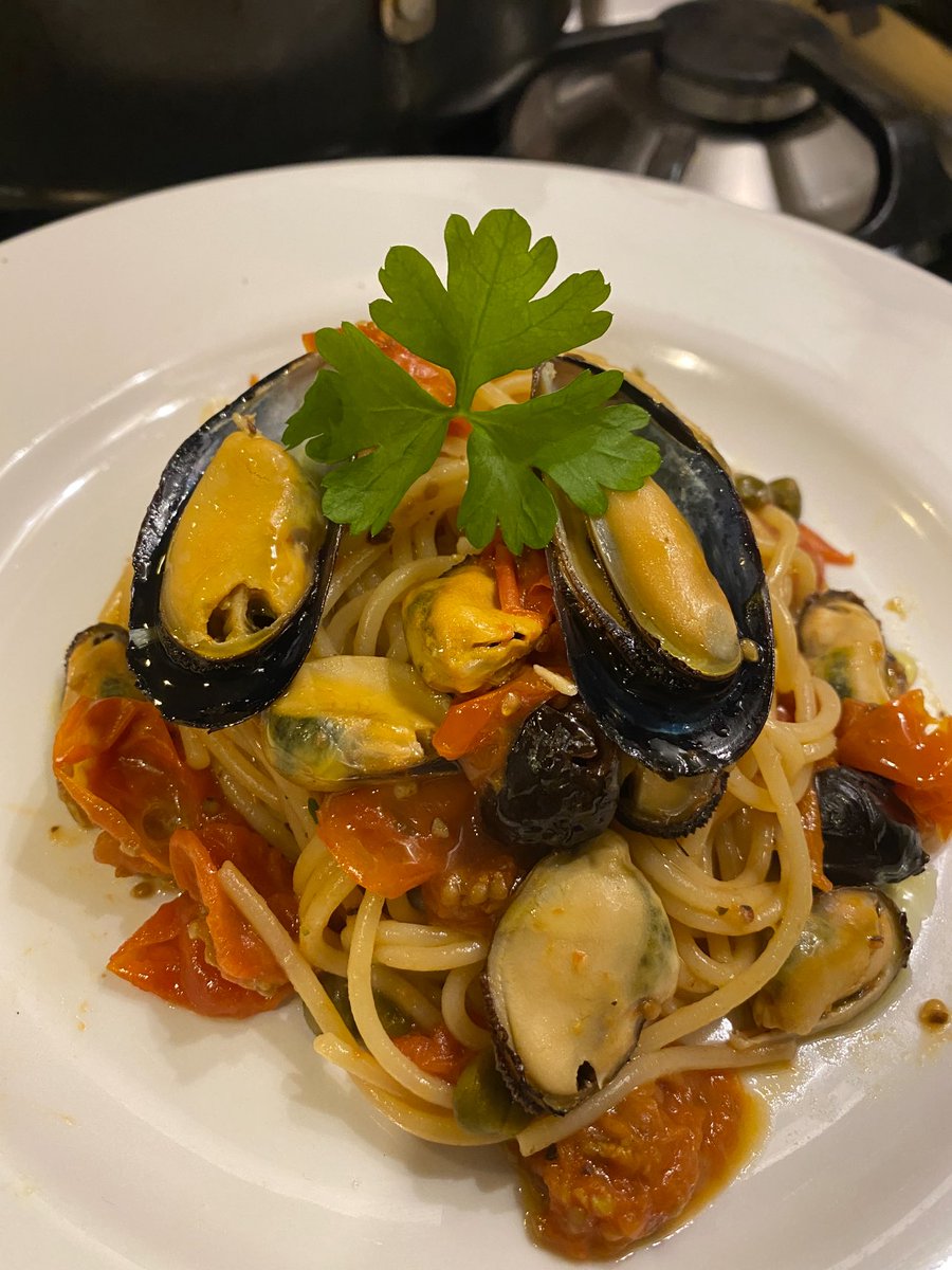 federico_home's tweet photo. Spaghetto con cozze (congelate) pomodorini e colatura d’alici tutto fatto rigorosamente in casa . Scongelate cotte a mangiate ⁣
.⁣
.⁣
.⁣
.⁣
.⁣
#appetizer #bolognese #carbonara #cucina #cucinaitaliana #fattoincasaconfederico #fettuccine #foodism #foodnetwork #foodpornshare https://t.co/b5oKhd3NLE