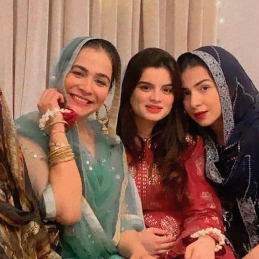 fcmagpakistan's tweet photo. @alizeysultankhan poses with her sister in laws @humaimamalick &amp; @duamalik on the occasion of Eid E Milad Un Nabi
.
.
.
.
.
.
#ferozekhan 
#pakistanicelebrities  #showbiz #pakistanicinema #pakistanimedia #medialife #actors #actorslifestyle #style #stylei… https://t.co/GYzF76nY6s https://t.co/tv98j8RIAz