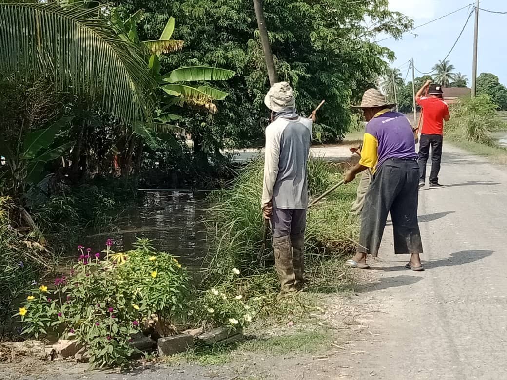 mada_malaysia's tweet photo. Program gotong-royong dan taklimat pengairan di Unit Matang Paku, Pertubuhan Peladang Kawasan (PPK) MADA F-II Jerlun. Kedah.

#KeluargaMalaysia
#BekerjaBersamaRakyat
#MalaysiaPrihatin
#madamabeles
#madaunggul50
#MenangBersama 
#LindungDiriLindungSemua
#Smartsbb https://t.co/83DJEFk4gT