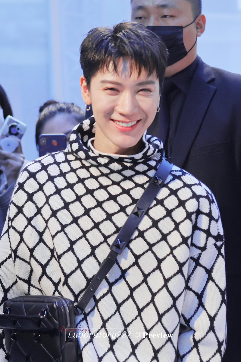 Laboratory227's tweet photo. •Preview•
211020 Valentino × Wonderland 

#텐 #TEN #เตนล์  #NCT #WayV #엔시티 https://t.co/XS6e2P7pNm