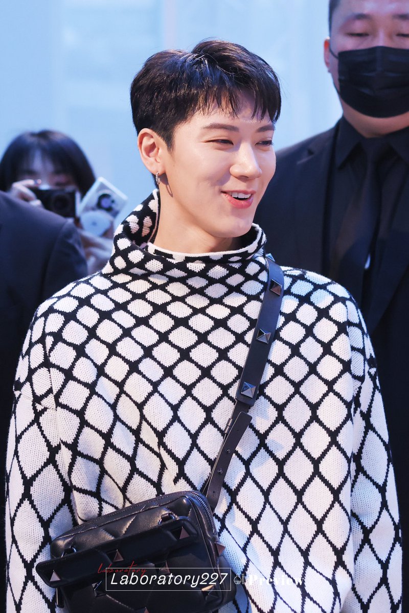 Laboratory227's tweet photo. •Preview•
211020 Valentino × Wonderland 

#텐 #TEN #เตนล์  #NCT #WayV #엔시티 https://t.co/XS6e2P7pNm