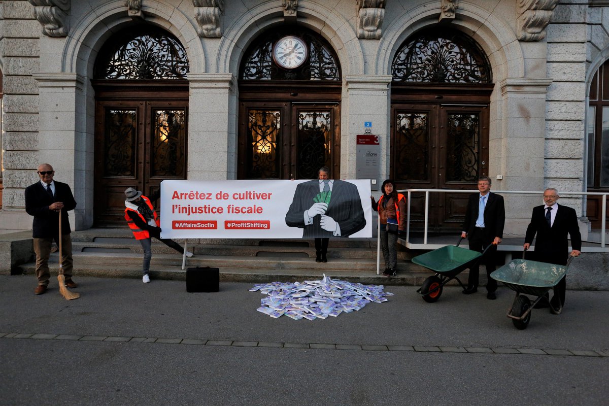 Mit einer Aktion vor dem Sitz der Socfin-Tochtergesellschaften in Freiburg protestierte Brot für alle am Mittwochmorgen gegen die «Steuerungerechtigkeit» des Agrarkonzerns. 
(Fotos: Patrik Kummer)
#Profitshifting #FallSocfin

brotfueralle.ch/steueroptimier…