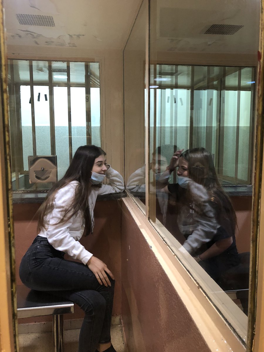 laussgmzz's tweet photo. aqui de charleteo en el locutorio con la compa 🗣👯♀️ #presas #encarceladas #freemery #freelaus https://t.co/1i1RdHYSwr