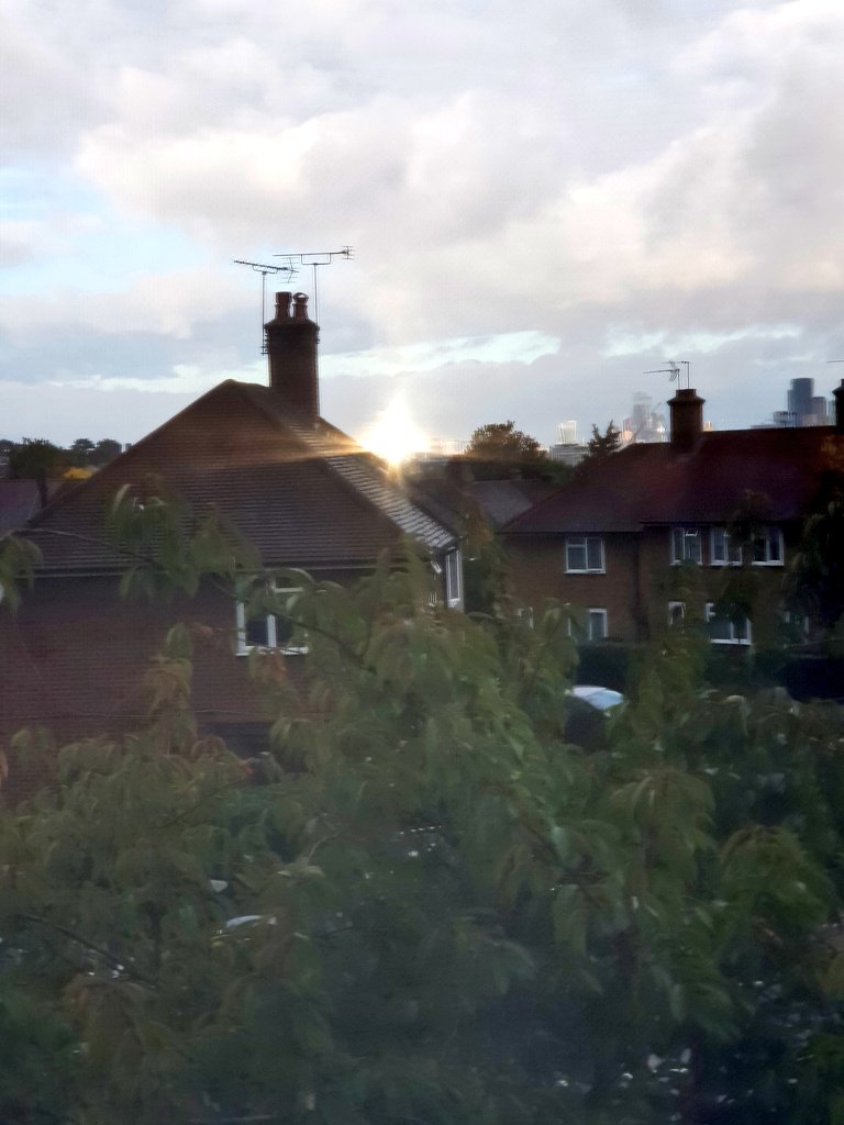 logicalstrain's tweet image. It may seem like gloomy day ahead, but when the sun hits the @TheShardLondon early in the morning you get a glimpse of something brighter for the day!!!
#wednesdaythought #goodmorning #London #Sunshine