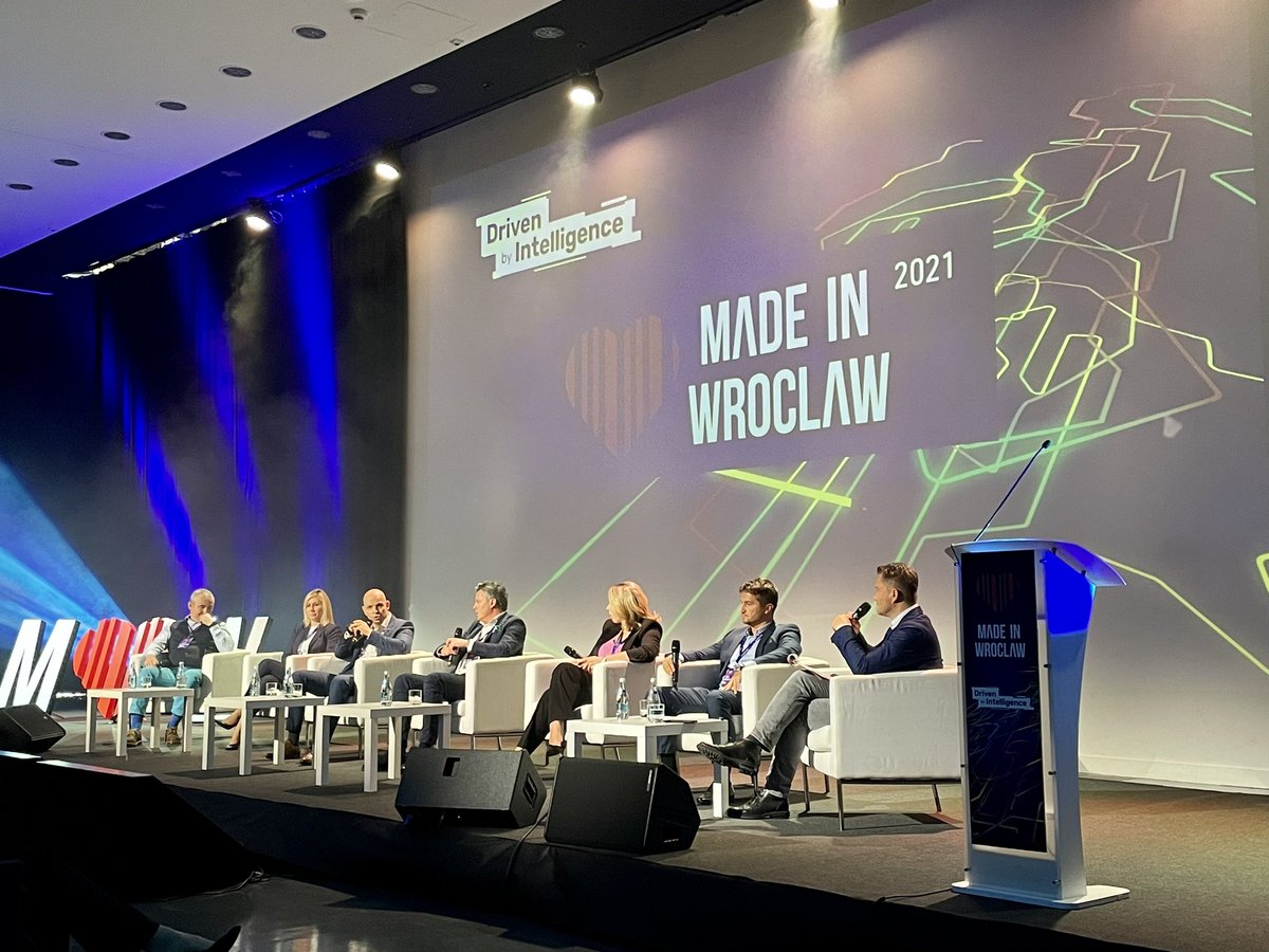InvestInWroclaw's tweet photo. Trwa Konferencja #MadeinWroclaw a na niej panel dyskusyjny Lider i zespół w dobie sztucznej inteligencji @JaroslawKuzniar @wroclaw_info https://t.co/sewdpZO8bj