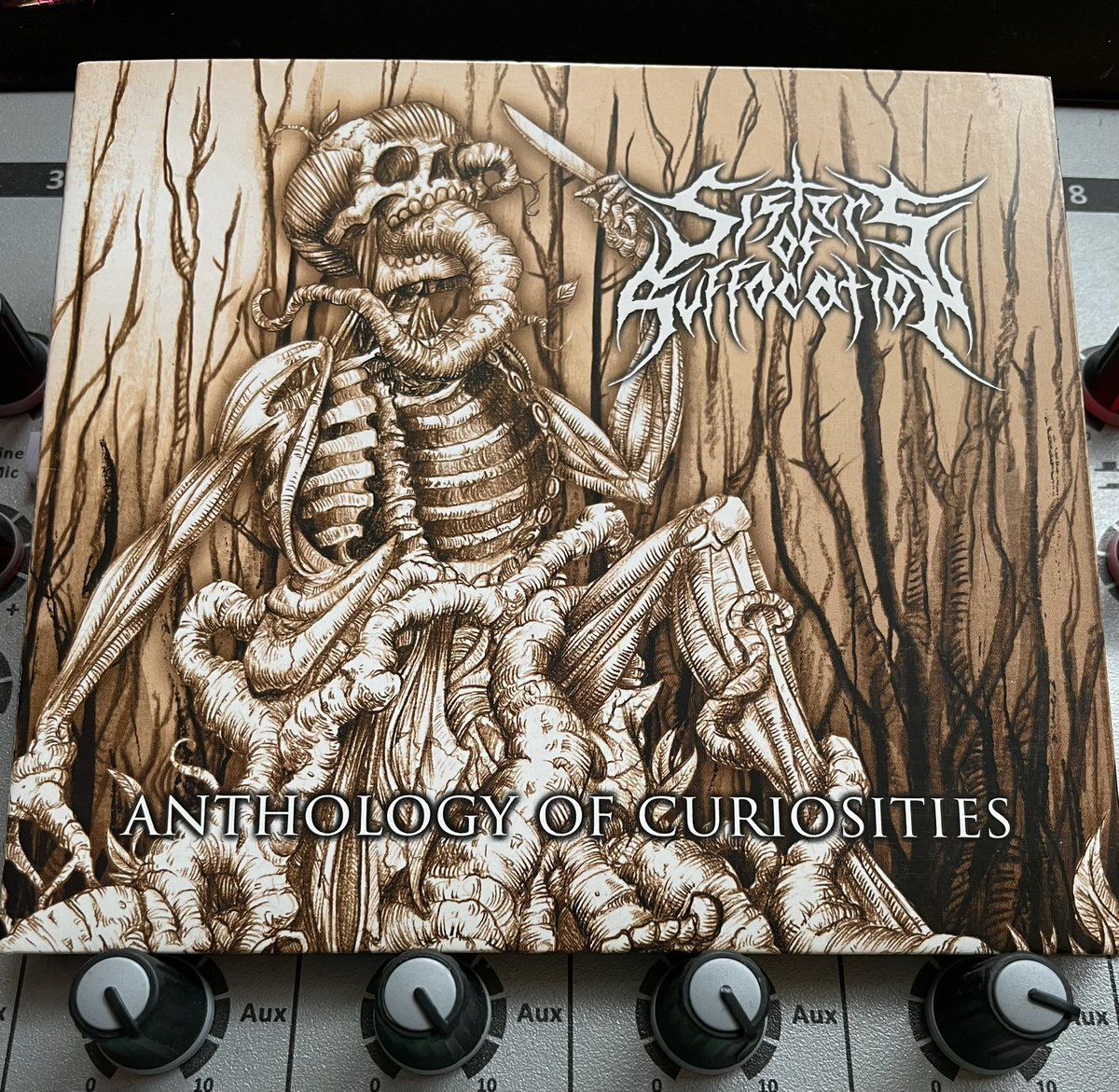 greetzMike's tweet photo. De muzikale dagstart van vandaag is Sisters Of Suffocation - Anthology of curiosities (2017).
Suburban Records BURBCD 162 printed in The Netherlands
#SistersofSuffocation #deathmetal #cdcollection https://t.co/99lPedGXKg