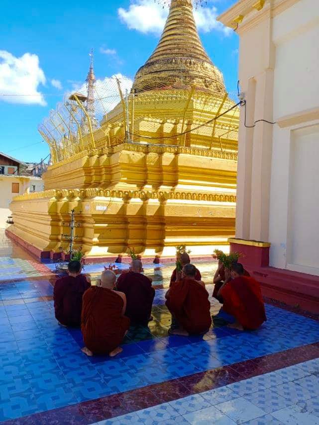 miN13700's tweet photo. Mandalay Sangha Union prayed for the release of political prisoners &amp; demonstrated against the dictator at Chan Thar Gyi Pagoda in Mandalay on the full moon day of Thadingyut, October 20.

#Oct20Coup
#CandleStrike 
#WhatsHappeningInMyanmar https://t.co/1xgScyqJCE