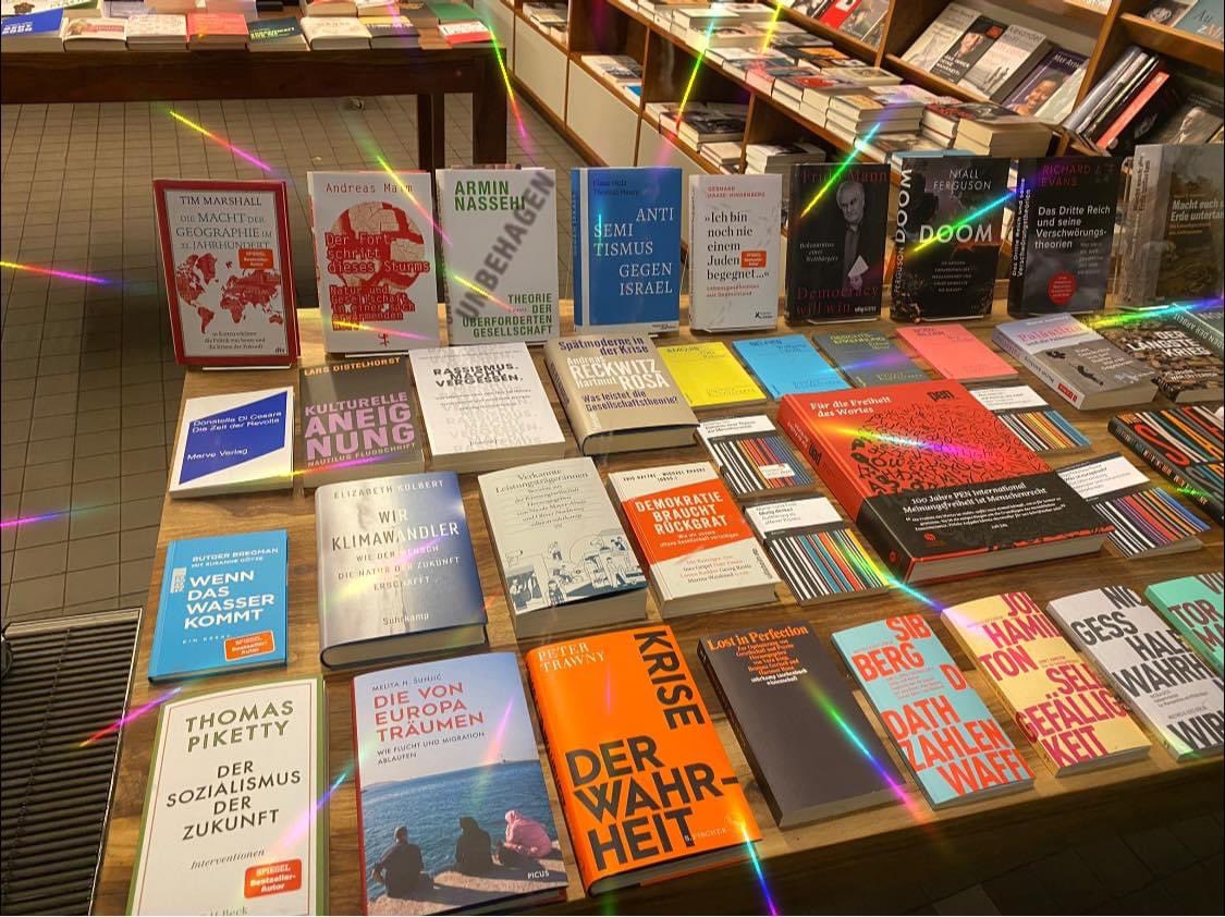 swe_moderators's tweet photo. Qual 360 Europe first day in Berlin 🇩🇪, many insightful/inspirational discussions from main Client Brands such as Tik Tok 🎶, Zalando and many more 🌞🌟 and from us within main Advice Consultancy Firms within the Qual &amp; Quant field 📚🌳  AI/Human discussions 🤖🚀 😀 #qual360 https://t.co/xOzPzHuSkp