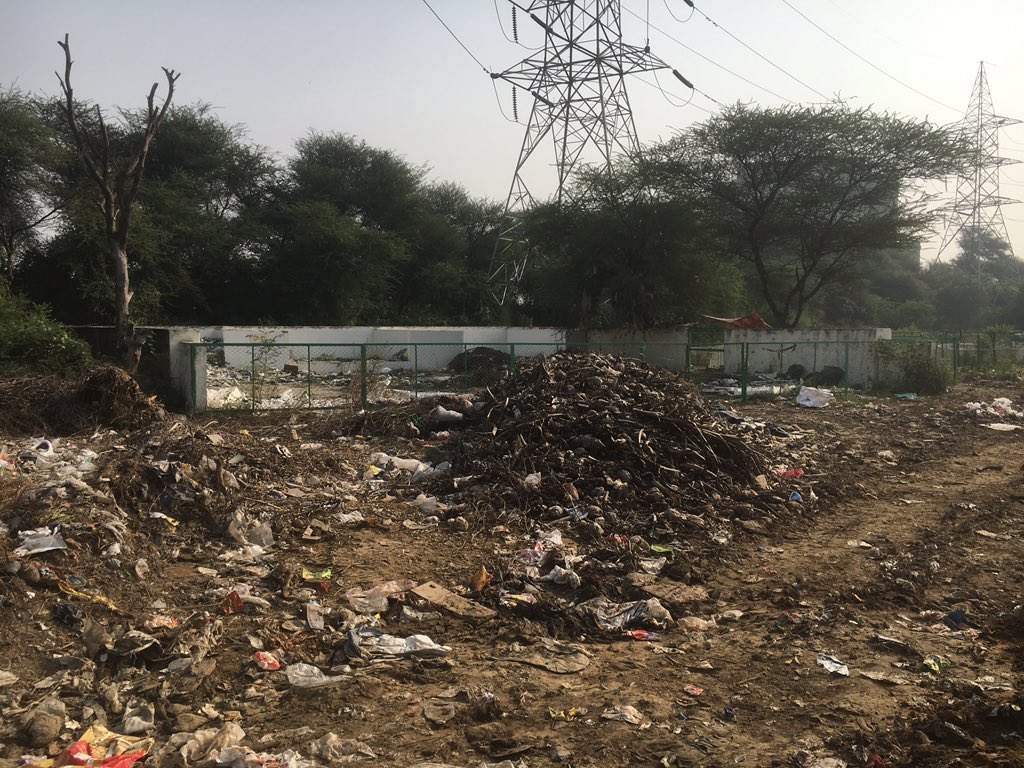 AnkitSGoel's tweet photo. @MCManesar no action on local garbage collectors and your people who are throwing garbage outside sec 1, complete green belt turned into garbage ground. Really difficult to stay in apartments near by, bad smell, mosquitoes &amp; issues related to health has increased, action required https://t.co/ifdeaDU5Cq