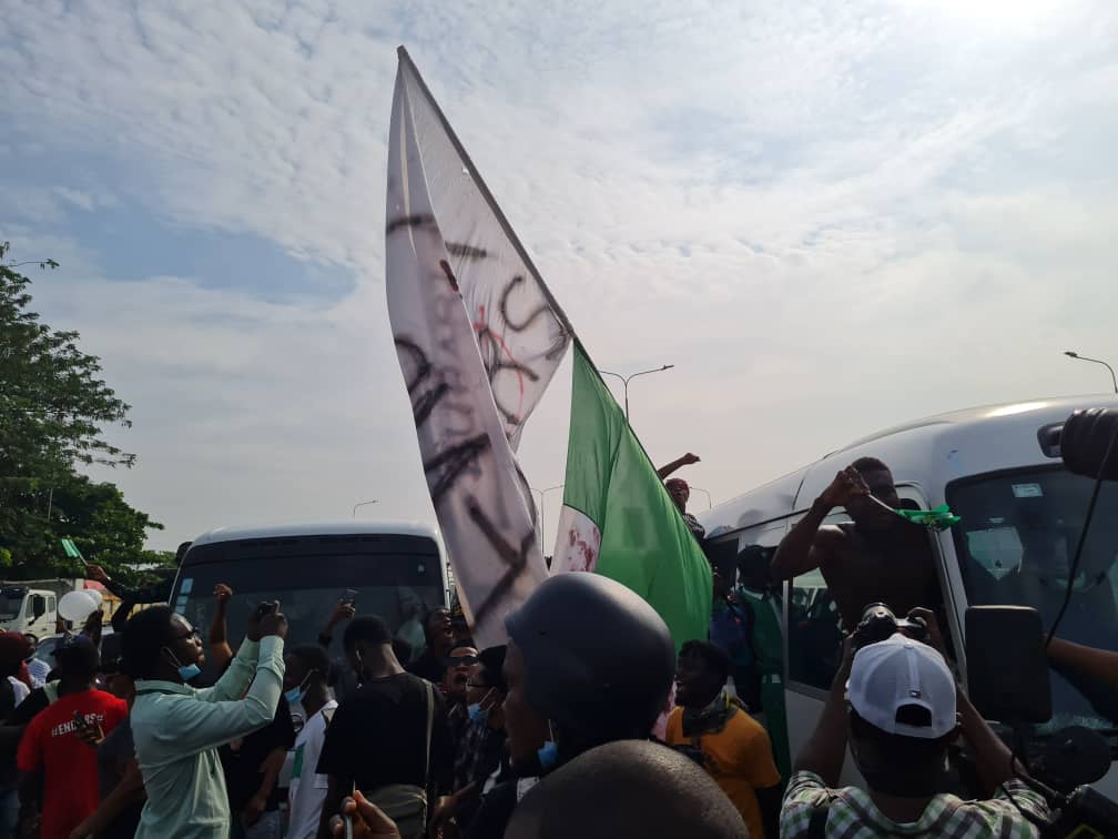 MobilePunch's tweet photo. [PHOTOS]#EndSARSMemorial: Car Procession Begins

A car procession to honour the memory of the lives lost during the Lekki shootings of Tuesday, 20 October 2021 has begun at the Lekki Tollgate

Credit: Oluwafemi Dawodu https://t.co/W1Osq6wAgx