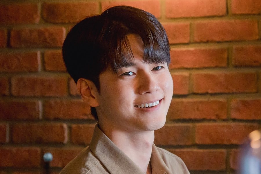 soompi's tweet photo. #OngSeongWu Is A Passionate Barista In Training For Upcoming Drama About Coffee And People
https://t.co/4wGHeY2wLw https://t.co/TxaCMPwXvP