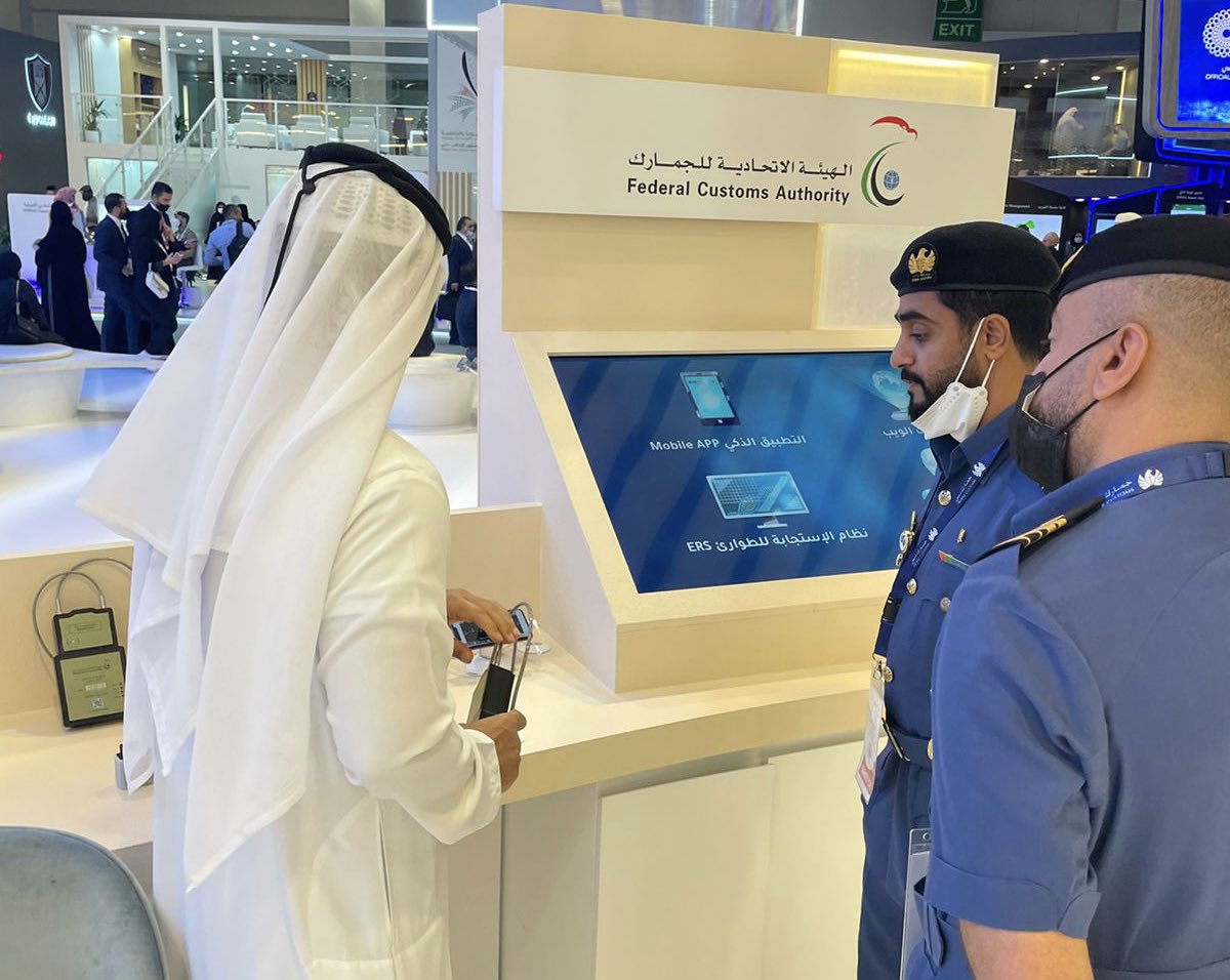 استقبلت الهيئة الاتحادية للجمارك في اليوم الرابع من #معرض_جيتكس_للتقنية 2021، عدد من موظفي جمارك دبي، حيث تم شرح آلية عمل النظام الوطني لتتبع الشاحنات والشحنات إلكترونياً. 
#gitex2021