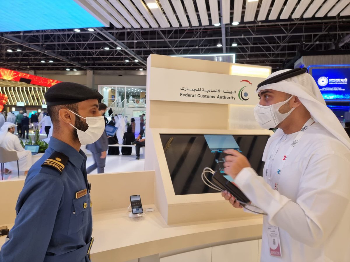 CUSTOMSUAE's tweet photo. استقبلت الهيئة الاتحادية للجمارك في اليوم الرابع من #معرض_جيتكس_للتقنية 2021، عدد من موظفي جمارك دبي، حيث تم شرح آلية عمل النظام الوطني لتتبع الشاحنات والشحنات إلكترونياً. 
#gitex2021 https://t.co/F2vHyHC3Xi
