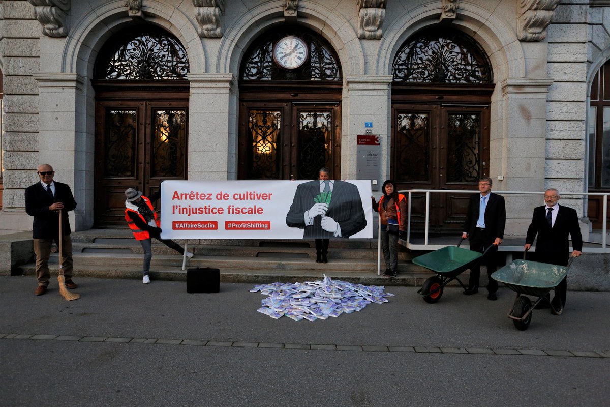 PProchain's tweet image. Avec une action devant le siège des filiales de Socfin à Fribourg, Pain pour le prochain a protesté mercredi matin contre «l’ injustice fiscale» de l'entreprise d’agribusiness. 
(Photos: Patrik Kummer)
#AffaireSocfin #profitshifting
painpourleprochain.ch/la-culture-de-…