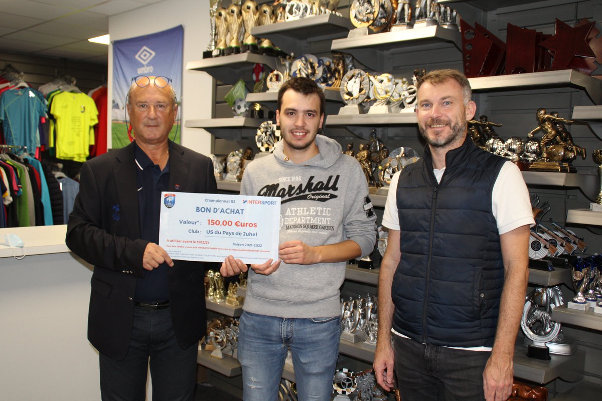 [PARTENARIAT]
Les clubs mayennais ont été accueillis ce mardi 19 octobre dans le magasin Intersport de St Berthevin et ont reçu chacun un bon d’achat de 150€.
Merci à David Nivault, directeur du magasin, et à Tony Chauvel, responsable commercial, pour l'accueil réservé aux clubs