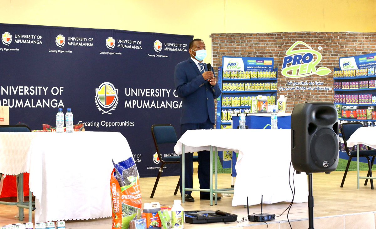 UniMpumalanga's tweet photo. Today its Garden Day. UMP Engagement team is at Tekwane South to donate sustainable gardening essentials and provide the necessary planting skills to Portia Shabangu, Valencia Combined School and Nelsville Combined School. 
#UMPFoodGardenDay https://t.co/qXaqc0Z81H