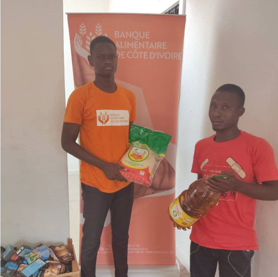 BanqueIvoire's tweet photo. La @BanqueIvoire, grâce aux denrées reçues de nos partenaires d’aide alimentaire Coca-Cola et Carrefour, a fait don de vivres et non vivres à Côte d’Ivoire Prospérité (CIP) pour le compte des plus vulnérables. https://t.co/VgyplAwrcS