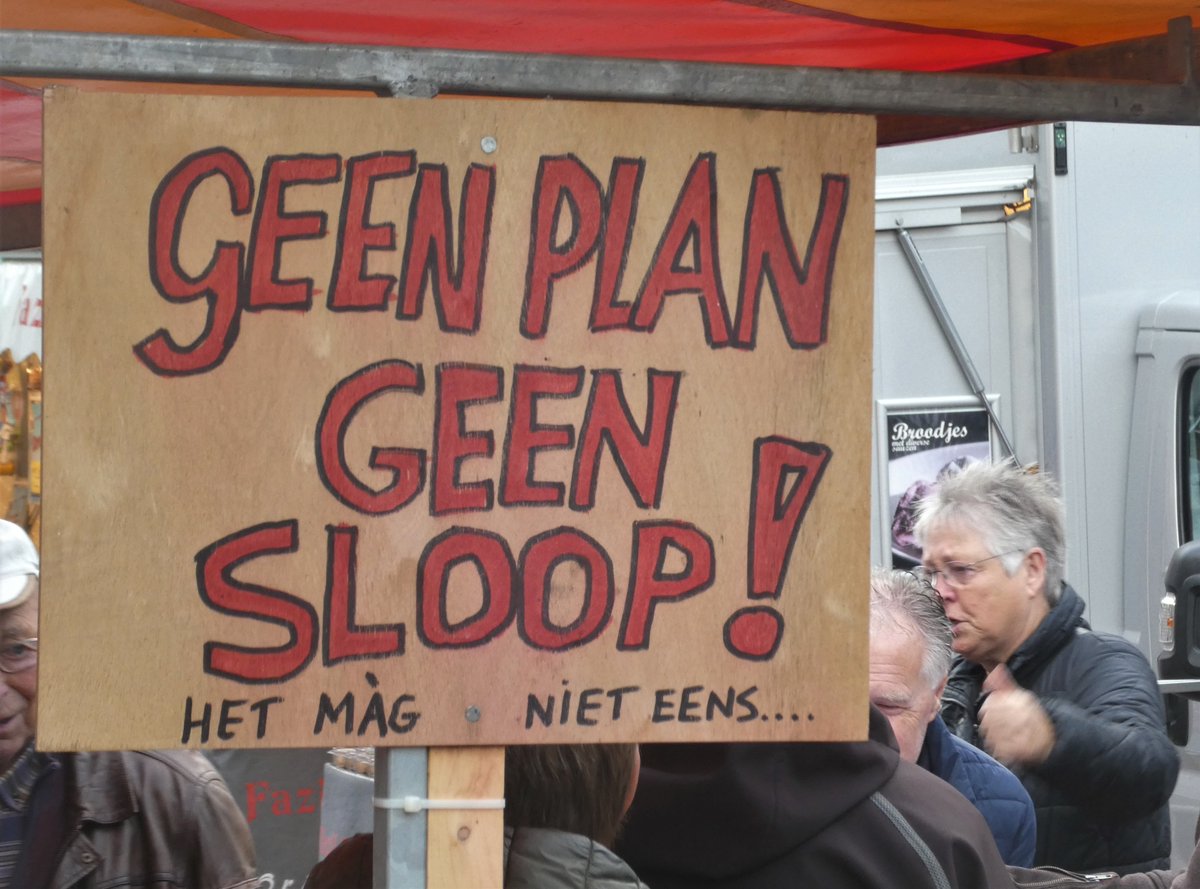 DolfRuesink's tweet photo. Veel inwoners #Haaksbergen steunen bewoners van oude volkswijk Zwarteland, waar alle woningen met sloop worden bedreigd. Woningcorporatie #Domijn ligt volgens huurders op ramkoers. Vandaag petitie tekenen op Markt. https://t.co/X1kmlFO1Se
