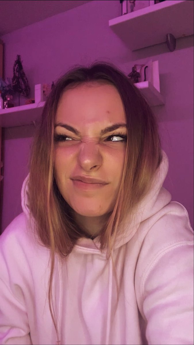 giselagg1801's tweet image. A veces tmb sonrío☺️