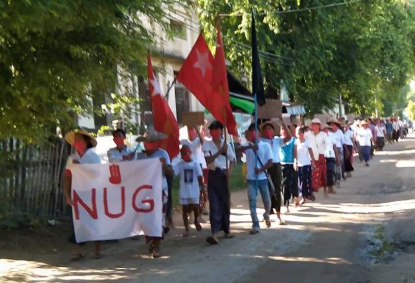 Dede37732950's tweet photo. Locals from a village in ShweBo Tsp staged a marching strike to protest against Genocidal Dictatorship. #Oct20Coup #CandleStrike #WhatsHappeningInMyanmar https://t.co/5Xd9bX7qkS