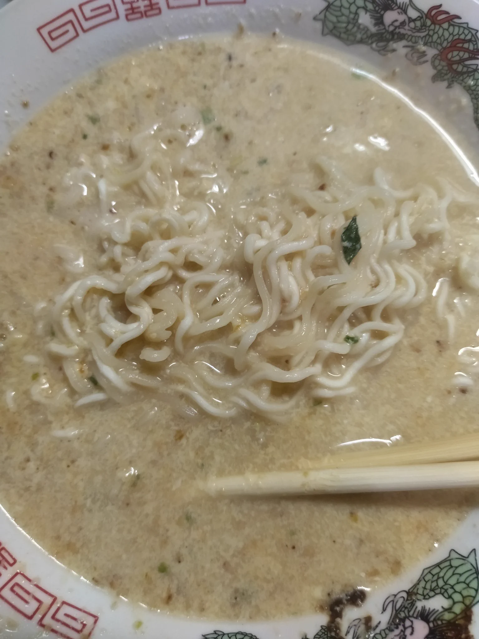 @cheap_yummy 塩ラーメンの方で赤味噌加えて作ったけどうまくないわけがないわな。 