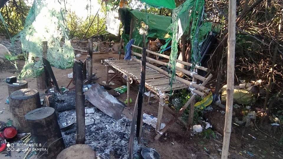 Dede37732950's tweet photo. SAC troops burned down the camp of Civil Defense Force of Myaung &amp; destroyed food rations on Oct 12. CDFOM have to live in makeshift camps without shelters. #Oct20Coup #CandleStrike #WhatsHappeningInMyanmar https://t.co/9sTn9nz9Cr