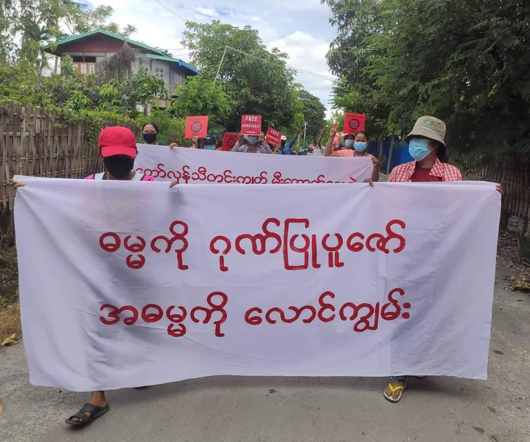 Dede37732950's tweet photo. Locals in Kale Tsp chanted revolutionary slogans “We will burn the dictatorship with flames of Revolutionary Thandingyut” demanding for the immediate fall of Genocidal Dictatorship. #Oct20Coup #CandleStrike #WhatsHappeningInMyanmar https://t.co/UcgZNomFkv