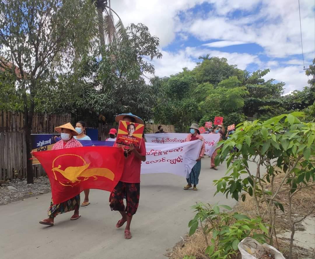 Dede37732950's tweet photo. Locals in Kale Tsp chanted revolutionary slogans “We will burn the dictatorship with flames of Revolutionary Thandingyut” demanding for the immediate fall of Genocidal Dictatorship. #Oct20Coup #CandleStrike #WhatsHappeningInMyanmar https://t.co/UcgZNomFkv