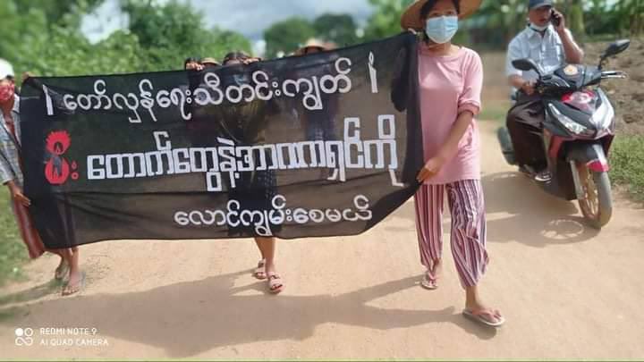Dede37732950's tweet photo. Locals from Northern Salingyi &amp; Eastern Yinmarpin staged a joint protest in defiance of Genocidal Dictatorship. #Oct20Coup #CandleStrike #WhatsHappeningInMyanmar https://t.co/I0PVqwHvi4