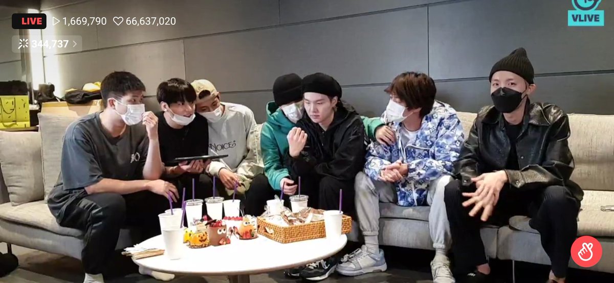 BTSTAEKOOKVLOVE's tweet photo. กุกวีกับยุนมินนนนนนนน ใครไหวไปก่อนเลย ลากเราไปด้วยยยยย เพราะเราล้มแล้วตอนนี้ วูบจนเป็นลม อ๊ากกกกกกกกกกก แรงมากกกกก แทฮยองซบไหล่จองกุก จีมินโอบแล้วก็ซบไหล่พี่ยุนกิ โอ้ยยยยย แฟนนนนนกันจริงก็งี้ แต่เขินนนนนนนน ไม่ไหวๆๆๆ
#kookv #yoonmin ปล.บังทันน่ารักทุกคนกันมากกกกกกๆด้วยยย อ๊ากกกกก https://t.co/XDG1kVJoxI