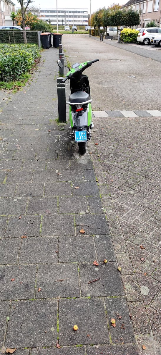 YOYONL's tweet photo. Hallo @gosharingoff !

Poging 2 maar nu met dag foto's wellicht snappen jullie het dan beter!

Zouden jullie dit al een paar weken geparkeerde (gesaboteerde) voertuig kunnen komen ophalen?
Lijkt me dat deze machine een beter plekje en meer aandacht verdient dan het nu krijgt. https://t.co/mCJuVWq3G7