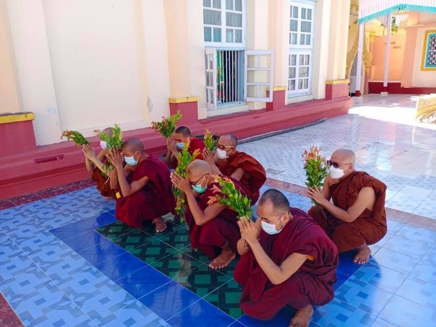 IrrawaddyNews's tweet photo. Buddhist monks staged a protest against the military regime on Wednesday at a #Mandalay pagoda and prayed for detained politicians, students and civilians.  (Photo: Mandalay Sangha Union) 

#WhatsHappeningInMyanmar https://t.co/XWJC1BZIFG