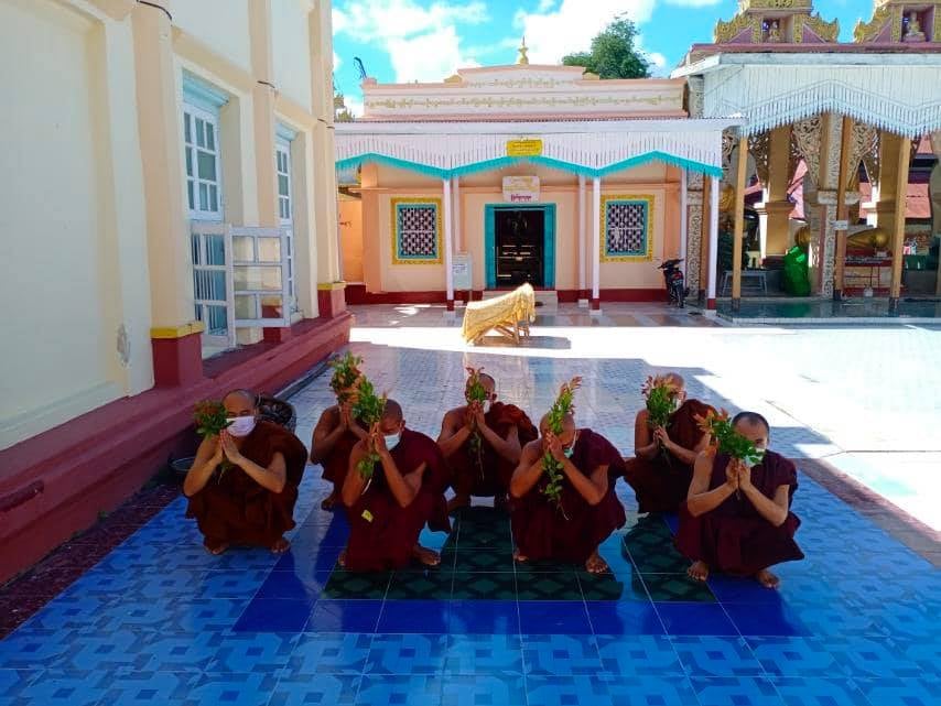 IrrawaddyNews's tweet photo. Buddhist monks staged a protest against the military regime on Wednesday at a #Mandalay pagoda and prayed for detained politicians, students and civilians.  (Photo: Mandalay Sangha Union) 

#WhatsHappeningInMyanmar https://t.co/XWJC1BZIFG
