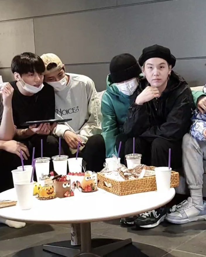 mommynongtate's tweet image. พี่ก้ากับพี่จองกุกก็คือพกแมวมาด้วย อ้อนๆใหญ่แล้ว 
#kookv #yoonmin