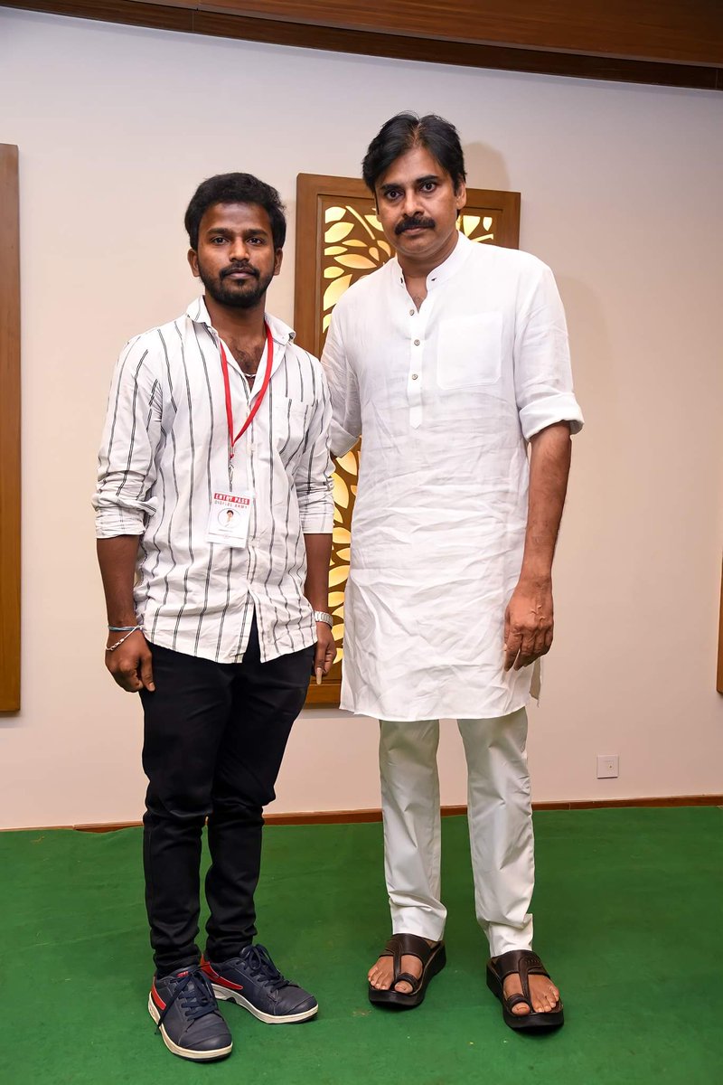 ManodharVFX's tweet photo. వకీల్సాబ్ సినిమాకి వర్క్ చేశాఅని అన్నయ్యకి తెలియజేస్తూ
కంప్యూటర్ స్క్రీన్ పై 30అంగుళాల దూరంలో  పవర్ స్టార్ పవన్ కళ్యాణ్ ని చూస్తున్నప్పటికంటే
ఇలా  మూడుఅడుగులదూరంలో  కనిపిస్తున్న పొలిటికల్ పవన్ కళ్యాణ్  చాలాఇష్టం అన్నాను
అన్నయ్య చాలా సంతోషపడుతూ నన్ను కౌగిలించుకొని థాంక్స్ చెప్పాడు https://t.co/AgUYMcyvRN
