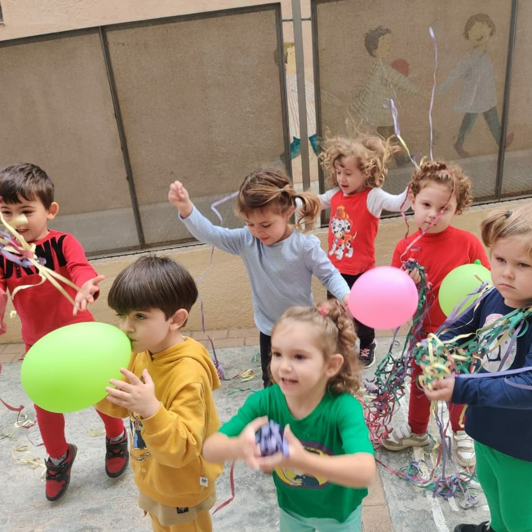 La setmana passada, els conillets i els pollets de P-3 vam celebrar la Festa dels Colors i ens ho vam passar molt bé, cantant, ballant i jugant!!!
🔵🟡🟢🔴
🎈🎉🎈🎉🎈🎉🎈
#connectatsambgoig 
#RedCentrosIT