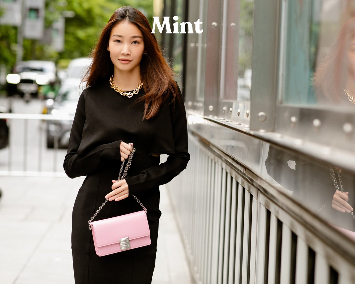 mintmag_th's tweet photo. ไลฟ์สไตล์ชิคๆของอินฟลูฯสาว นุ๊ก @patra_b เจ้าของแบรนด์ plainjayne ปรากฎตัวในเดรสเรียบหรูสีดำของ @Givenchy แอบซ่อนดีเทลเซ็กซี่เล็กๆด้วยดีไซน์การคัตเอ้าท์ด้านหลัง ไม่ลืมเติมแอคเซสเซอรี่ชิ้นเด่นอย่างสร้อย G chain และกระเป๋ารุ่นล่าสุด #Givenchy4G chain สีชมพูแคนดี้ 📸#MintSnap https://t.co/jMsLSnaaIN