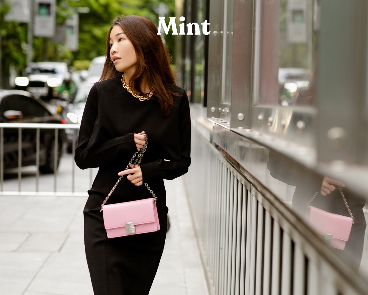 mintmag_th's tweet photo. ไลฟ์สไตล์ชิคๆของอินฟลูฯสาว นุ๊ก @patra_b เจ้าของแบรนด์ plainjayne ปรากฎตัวในเดรสเรียบหรูสีดำของ @Givenchy แอบซ่อนดีเทลเซ็กซี่เล็กๆด้วยดีไซน์การคัตเอ้าท์ด้านหลัง ไม่ลืมเติมแอคเซสเซอรี่ชิ้นเด่นอย่างสร้อย G chain และกระเป๋ารุ่นล่าสุด #Givenchy4G chain สีชมพูแคนดี้ 📸#MintSnap https://t.co/jMsLSnaaIN