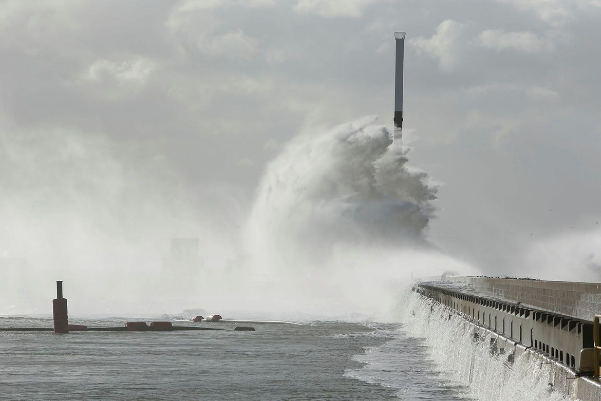 LH_LeHavre's tweet photo. Avis de tempête !
⚠️ Suite à un avis de tempête, l'accès à la digue nord sera fermé temporairement à compter de ce mercredi 20 octobre. 
🌊 Les visiteurs souhaitant observer ce phénomène sont invités à faire preuve de la plus grande vigilance.
➡ INFOS : https://t.co/Hds8vDJDdl https://t.co/QEfWrzBWCh
