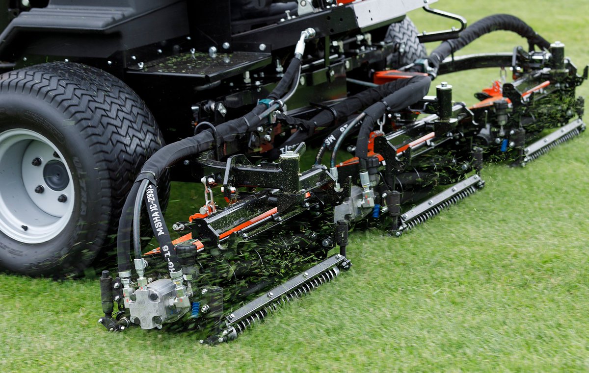 JacobsenTurf's tweet photo. More than 100 years of experience have gone into making Jacobsen’s Signature Cut. The 26” (66cm) cutting units on the refreshed F305 require no tools to adjust the reels and can easily be set to discharge grass to the front or rear.

Find out more: https://t.co/dSc8z4c0NL #F305 https://t.co/rogSECzT3r